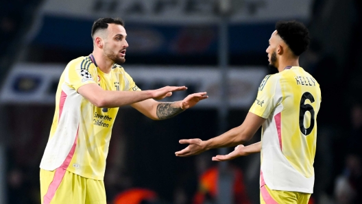 EINDHOVEN, NETHERLANDS - FEBRUARY 19: Federico Gatti (L) and Lloyd Kelly of Juventus embrace during the UEFA Champions League 2024/25 League Knockout Play-off second leg match between PSV and Juventus at PSV Stadion on February 19, 2025 in Eindhoven, Netherlands. (Photo by Daniele Badolato - Juventus FC/Juventus FC via Getty Images)