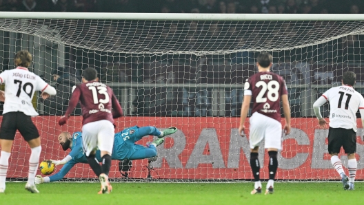 Torino's Vanja Miloinkovic Savic and Milan's Christian Pulisic in action during the italian Serie A soccer match Torino FC vs AC Milan at the Olimpico Grande Torino Stadium in Turin, Italy, 22 February 2025 ANSA/ALESSANDRO DI MARCO