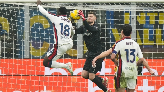 Inter Milan's goalkeeper Josep Martinez, centre, makes a save during a Serie A soccer match between Inter Milan and Genoa, at the San Siro stadium in Milan, Italy, Saturday, Feb. 22, 2025. (AP Photo/Luca Bruno)