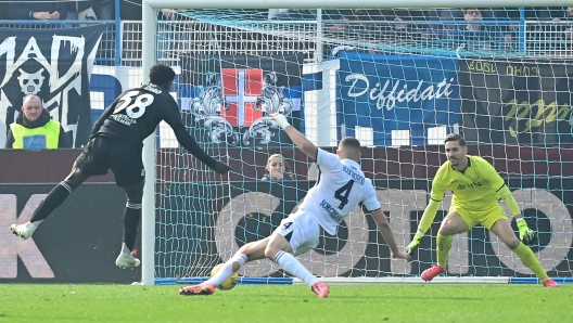 Como's Spanish forward #38 Assane Diao (L) shoots to score his team's second goal  during the Italian Serie A football match between Como and Napoli at the Giuseppe-Sinigaglia Stadium in Como, on February 23, 2025. (Photo by Piero CRUCIATTI / AFP)