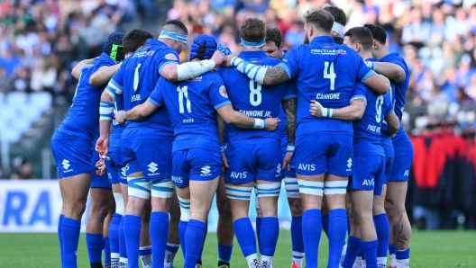 Italy's players gather prior to the Six Nations international rugby union match between Italy and France at the Stadio Olimpico, in Rome, on February 23, 2025. (Photo by Andreas SOLARO / AFP)