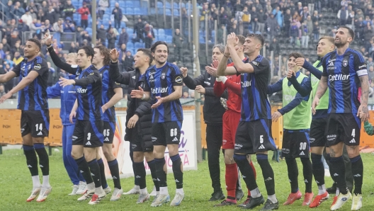 Esultanza, giocatori del Pisa festeggiano la vittoria con i tifosi ...durante la partita tra Pisa e  Juve Stabia del Campionato italiano di calcio SerieB BKT 2024/2025 - Stadio  Romeo Anconetani-Cetilar Arena Pisa, Italia - 22 Febbraio  2025 - Sport (foto di Alessandro La Rocca/LaPresse)