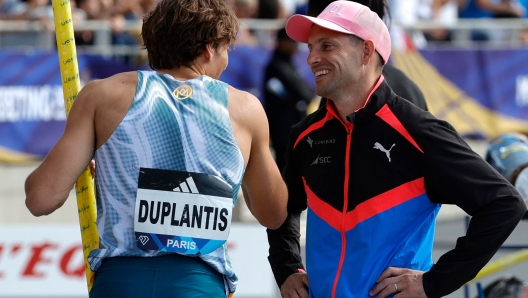 Sweden's Armand Duplantis speaks with France's Renaud Lavillenie (R) during the men's pole vault event during the "Meeting de Paris" Diamond League athletics meeting at the Charlety Stadium in Paris on July 7, 2024. (Photo by Geoffroy VAN DER HASSELT / AFP)