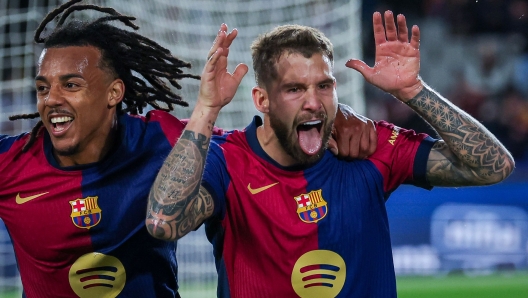 TOPSHOT - Barcelona's Spanish defender #05 Inigo Martinez Berridi (R) celebrates after scoring their third goal during the Spanish Copa del Rey (King's Cup) semi-final first leg football match between FC Barcelona and Club Atletico de Madrid at at Estadi Olimpic Lluis Companys in Barcelona, on February 25, 2025. (Photo by LLUIS GENE / AFP)