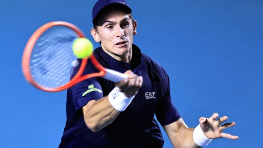 epa11924856 Matteo Arnaldi of Italy returns the ball to Alexander Zverev (not pictured) of Germany during the Mexican Open tennis tournament in Acapulco, Mexico, 25 February 2025.  EPA/DAVID GUZMAN