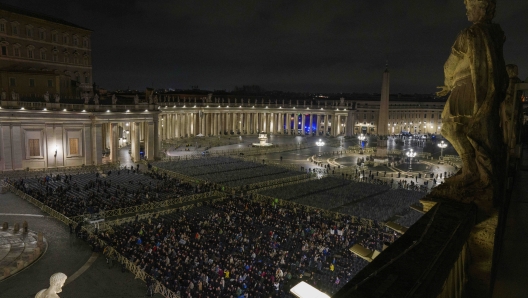 CORRECTS DAY Catholic faithful attend a nightly rosary prayer service for the health of Pope Francis in St. Peter's Square at the Vatican, Tuesday, Feb. 25, 2025. (AP Photo/Bernat Armangue)  Associated Press/LaPresse