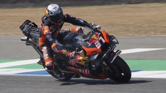 BURIRAM, THAILAND - FEBRUARY 13: Pedro Acosta of Spain and Red Bull KTM Factory Racing heads down a straight during the Thailand MotoGP Test at Chang International Circuit on February 13, 2025 in Buriram, Thailand. (Photo by Mirco Lazzari gp/Getty Images)