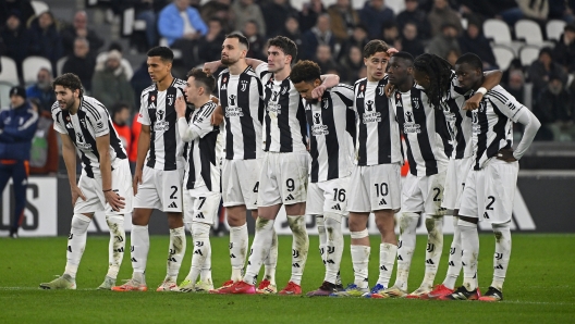 TURIN, ITALY - FEBRUARY 26: Juventus players encourage each other and prepare to take penalty kicks during the Coppa Italia Quarter Final match between Juventus and Empoli at Allianz Stadium on February 26, 2025 in Turin, Italy. (Photo by Filippo Alfero - Juventus FC/Juventus FC via Getty Images)