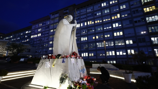 Papa Francesco ricoverato al Policlinico Gemelli per una patologia respiratoria , attesa del bollettino serale della santa sede Roma ?Italia   ? Gioved 27  Febbraio 2025 - Cronaca - (foto di Cecilia  Fabiano/LaPresse)  Pope Francis hospitalized at the Gemelli Polyclinic for a respiratory illness, awaiting the evening bulletin from the Holy See , the statue of Pope Joan Paulus ll Rome,  Italy Thursday  , February 27,  2025 - News - (photo by Cecilia Fabiano/LaPresse)