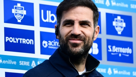 Como?s Spanish coach Cesc Fabregas looks on ahead of the Italian Serie A football match between Como and Napoli at the Giuseppe-Sinigaglia Stadium in Como, on February 23, 2025. (Photo by Piero CRUCIATTI / AFP)