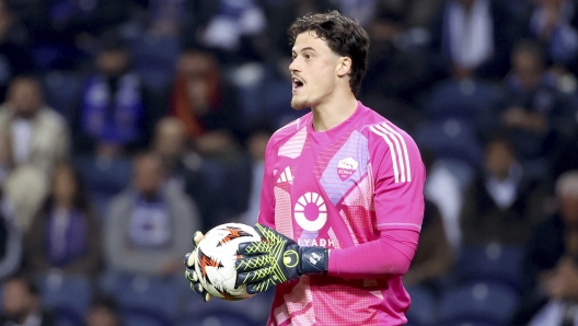 Roma's goalkeeper Mile Svilar holds the ball during the Europa League playoff first leg soccer match between FC Porto and AS Roma at the Dragao stadium in Porto, Portugal, Thursday, Feb. 13, 2025. (AP Photo/Luis Vieira)