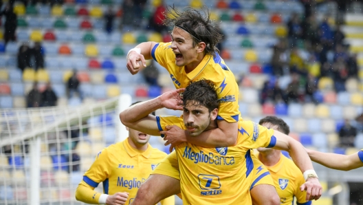 Frosinone's Mateus Lusuardi and Frosinone's Isak Vural celebrates after scoring the goal 2-1 during the Serie BKT soccer match between Frosinone and Mantova at the Frosinone Benito Stirpe stadium, Italy - Saturday, March 01, 2025 - Sport Soccer ( Photo by Fabrizio Corradetti/LaPresse )