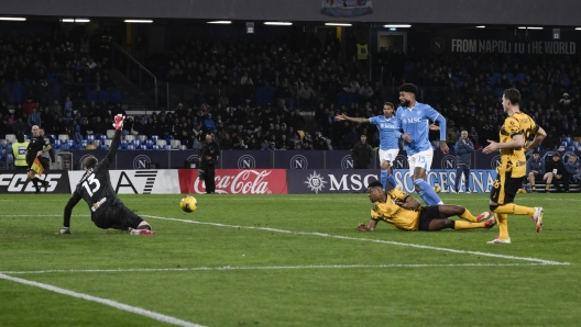 Napoli's midfielder Philip Billing  scores the goal    in action during the Italian Serie A soccer match SSC Napoli vs Inter FC at Diego Armando Maradona stadium in Naples, Italy, 1 march 2025 ANSA CIRO FUSCO