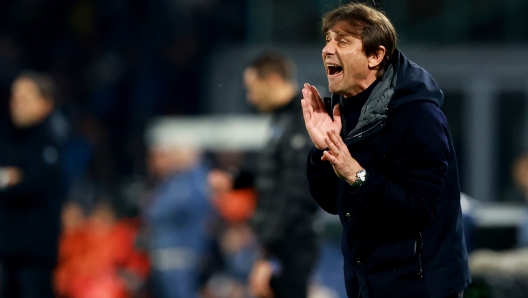 NAPLES, ITALY - MARCH 01: Head coach of Napoli Antonio Conte reac during the Serie A match between Napoli and FC Internazionale at Stadio Diego Armando Maradona on March 01, 2025 in Naples, Italy. (Photo by Francesco Pecoraro/Getty Images)