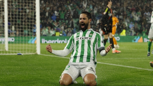 epa11933180 Betis' Isco celebrates after scoring the 2-1 goal  during the Spanish LaLiga soccer match between Real Betis and Real Madrid, in Seville, Spain, 01 March 2025.  EPA/Julio Munoz