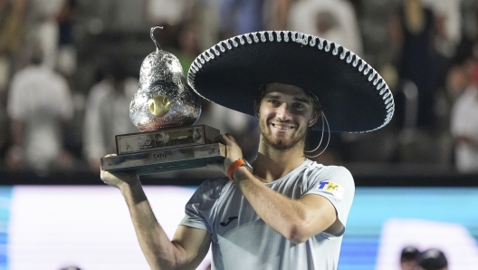 Tomas Machac of Czech Republic holds up his trophy after defeating Alejandro Davidovich Fokina of Spain in the final match at the Mexican Open tennis tournament in Acapulco, Mexico, Saturday, March 1, 2025. (AP Photo/Eduardo Verdugo)  Associated Press/LaPresse