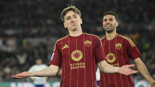 ROME, ITALY - MARCH 02: AS Roma player Alexis Saelemaekers during the Serie A match between AS Roma and Como at Stadio Olimpico on March 02, 2025 in Rome, Italy. (Photo by Luciano Rossi/AS Roma via Getty Images)