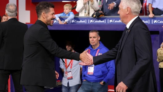 MADRID, SPAIN - SEPTEMBER 29: Diego Simeone, Head Coach of Atletico de Madrid, and Carlo Ancelotti, Head Coach of Real Madrid, shake hands prior to kick-off ahead of the LaLiga match between Atletico de Madrid and Real Madrid CF  at Estadio Civitas Metropolitano on September 29, 2024 in Madrid, Spain. (Photo by Gonzalo Arroyo Moreno/Getty Images)