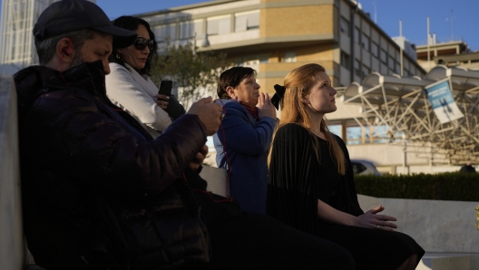 Michelle Van Asperen, of the Netherlands, prays for Pope Francis outside the Agostino Gemelli Polyclinic in Rome, Tuesday, March 4, 2025. (AP Photo/Gregorio Borgia)