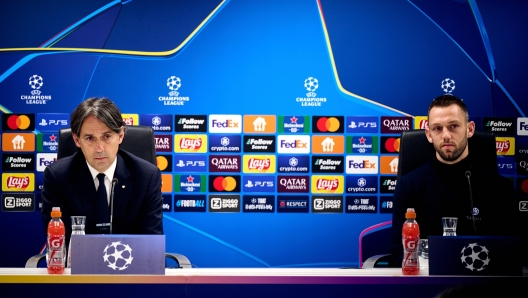 ROTTERDAM, NETHERLANDS - MARCH 04: Stefan De Vrij of FC Internazionale and Head Coach Simone Inzaghi of FC Internazionale speaks with the media during the press conference to present UEFA Champions League 2024/25 Round of 16 at Feyenoord Stadium on March 04, 2025 in Rotterdam, Netherlands. (Photo by Mattia Ozbot - Inter/Inter via Getty Images)