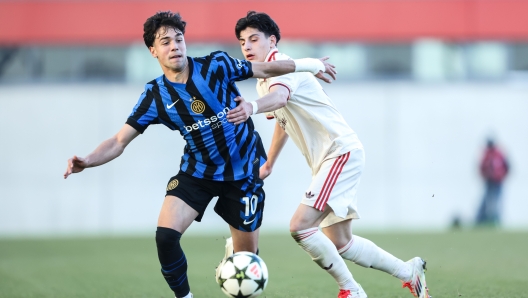 MUNICH, GERMANY - MARCH 05: Giacomo De Pieri of FC Internazionale U20 in action with Deniz Ofli of FC Bayern Mnchen U20 during the UEFA Youth League Round of 16 match between FC Bayern Mnchen U20 and FC Internaioznle U20 at FC Bayern Campus on March 05, 2025 in Munich, Germany. (Photo by FC Internazionale/Inter via Getty Images)