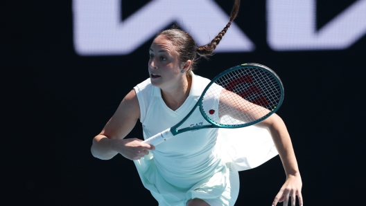 MELBOURNE, AUSTRALIA - JANUARY 13: Elisabetta Cocciaretto of Italy plays a forehand against Diana Shnaider in the Women's Singles First Round during day two of the 2025 Australian Open at Melbourne Park on January 13, 2025 in Melbourne, Australia. (Photo by Clive Brunskill/Getty Images)