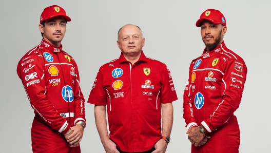 (DIRE) Roma, 3 mar. - La Scuderia Ferrari HP  pronta per un gioved 6 marzo indimenticabile a Milano, durante il quale la squadra abbraccer i suoi tifosi prima di partire per il Gran Premio d'Australia, che domenica 16 dar il via alla nuova stagione di Formula 1. L'occasione di riportare il team a contatto con gli appassionati - dopo il bagno di folla in piazza Duomo del 2019, quando si celebrarono i 90 anni dalla fondazione della Scuderia -  offerta dalla partnership con UniCredit che, grazie anche al grande sforzo della municipalit di Milano, ha permesso di organizzare l'evento denominato "Drivers' Presentation by UniCredit". Charles Leclerc e Lewis Hamilton saranno sul palco in piazza Castello per incontrare e interagire con i tifosi insieme anche al Team Principal, Fred Vasseur.    Gli appassionati potranno avvicinarsi alla location fin dal primo pomeriggio, dove l'intrattenimento sar assicurato dalle ore 16 con un DJ set. L, insieme a due monoposto storiche del team di Formula 1, a partire dalle 17 faranno la loro apparizione il CEO di Ferrari, Benedetto Vigna, e il CEO di UniCredit, Andrea Orcel, che saranno accolti da Carlo Vanzini, Vicky Piria e Ivan Capelli di Sky Sport, Media Partner dell'evento che trasmetter lo show in diretta. Poco dopo, anche il Team Principal salir sul palco per chiacchierare con le voci italiane della Formula 1 e salutare gli appassionati. Il momento clou vedr salire on stage anche Charles e Lewis che risponderanno alle domande dei tifosi, tra i quali non mancheranno i fedelissimi degli Scuderia Ferrari Club, oltre che gli ospiti e i dipendenti di UniCredit provenienti da tutti i Paesi in cui  presente la banca paneuropea.    L'evento di Milano  un'occasione assolutamente da non perdere per vedere da vicino i piloti e il Team Principal, nonch il modo perfetto per far arrivare alla squadra tutto il proprio affetto e mandarle un caloroso in bocca al lupo prima che la stagione entri nel vivo. Per ragioni di sicurezza ci sono delle comprensibili limitazioni: l'accesso alla piazza sar libero fino al raggiungimento della capienza massima di ogni varco. Chi non dovesse trovare posto, potr seguire l'evento sui maxischermi allestiti nelle vie adiacenti la piazza. A chi invece non potr essere a Milano, baster sintonizzarsi su Sky e in streaming su NOW poco prima delle 17.   (Com/Gas/ Dire) 11:39 03-03-25   NNNN