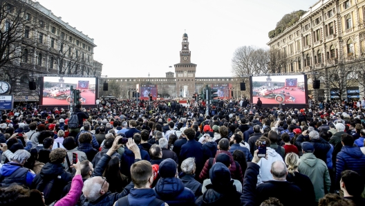 Grande folla di tifosi Ferrari per la presentazione dei piloti Lewis Hamilton e Charles Leclerc in vista della nuova stagione di Formula 1 in piazza castello a Milano, 6 marzo 2025. ANSA/MOURAD BALTI TOUATI