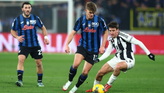 BERGAMO, ITALY - JANUARY 14: Charles De Ketelaere of Atalanta BC is challenged by Andrea Cambiaso of Juventus FC during the Serie A match between Atalanta and Juventus at Gewiss Stadium on January 14, 2025 in Bergamo, Italy. (Photo by Francesco Scaccianoce/Getty Images)