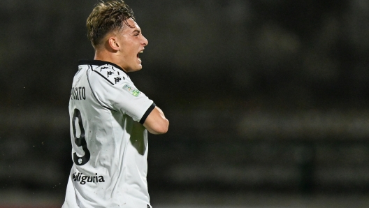 Spezia?s Francesco Pio Esposito celebrates after scoring the 0-1 goal for his team during the Serie B soccer match between Carrarese and Spezia at the Dei Marmi Stadium in Carrara, Italy - Sunday, January 19, 2025. Sport - Soccer . (Photo by Tano Pecoraro/Lapresse)