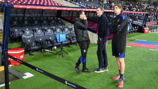 BARCELONA, SPAIN - MARCH 08: Vicente Moreno, Head Coach of CA Osasuna, and coaches wait on the pitch side as game is suspended at Estadi Olimpic Lluis Companys on March 08, 2025 in Barcelona, Spain. (Photo by David Ramos/Getty Images)