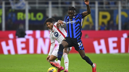 MILAN, ITALY - MARCH 08: Yann Bisseck of FC Internazionale competes for the ball with Kevin Zeroli of Monza during the Serie A match between FC Internazionale and Monza at Stadio Giuseppe Meazza on March 08, 2025 in Milan, Italy. (Photo by Mattia Pistoia - Inter/Inter via Getty Images)