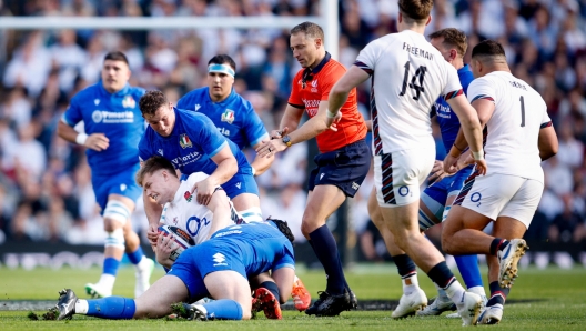 epa11952153 Fin Smith of England is tackled by Michele Lamaro of Italy during the Rugby Six Nations match between England and Italy in London, Britain, 09 March 2025.  EPA/DAVID CLIFF