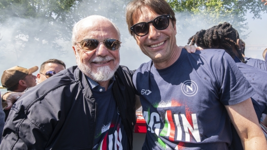 NAPLES, ITALY - MAY 26: Head Coach Antonio Conte and Preisdent Aurelio De Laurentiis of SSC Napoli celebrate inside the team bus following the club?s Scudetto victory on May 26, 2025, in Naples, Italy. (Photo by SSC NAPOLI/SSC NAPOLI via Getty Images)