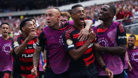 epa12188273 Bruno Henrique (C) of Flamengo celebrates with teammates after scoring the 1-1 equalizing goal during the FIFA Club World Cup 2025 match between CR Flamengo and Chelsea FC in Philadelphia, Pennsylvania, USA, 20 June 2025.  EPA/WILL OLIVER