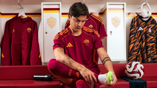 AS Roma 2025/26 Home Kit - Close up