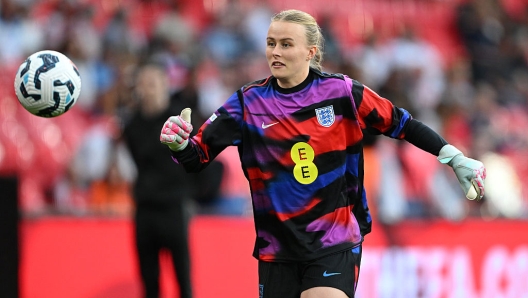 Hannah Hampton warming up for England