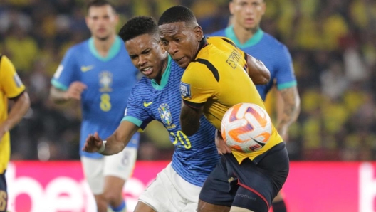 Pervis Estupiñán in action for Brighton