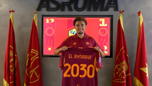 Neil El Aynaoui posing with AS Roma jersey