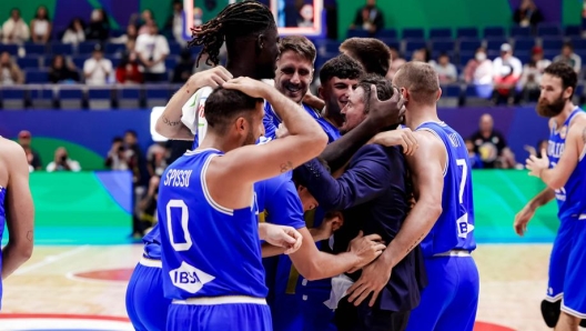 Italian basketball team huddle