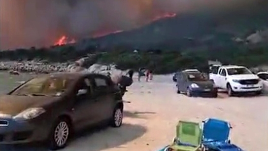Villasimius grosso incendio a ridosso della spiaggia, bagnanti in fuga dal  mare | Gazzetta.it