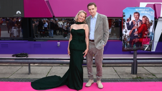 Pamela Anderson e Liam Neeson bacio sul red carpet. È amore?