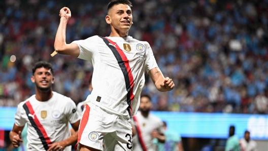 Il centrocampista argentino del Manchester City, Claudio Echeverri, festeggia dopo aver segnato.