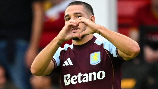 Emiliano Buendia dell`Aston Villa celebra il suo gol.