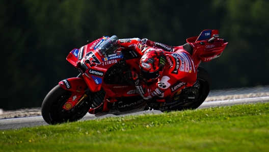 Итальянский гонщик MotoGP из команды Ducati Lenovo Франческо Багнайя на тренировке перед Гран-при Австрии MotoGP на трассе Ред Булл Ринг в Шпильберге, Австрия, 15 августа 2025 года.