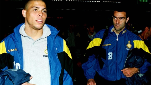 A10- 12/4/98 - FIUMICINO (ROMA)  CALCIO:  COPPA UEFA - INTER PARTITA PER MOSCA-- Ronaldo e Bergomi in partenza dall