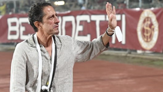 Igor Protti emotionally greeting Livorno fans
