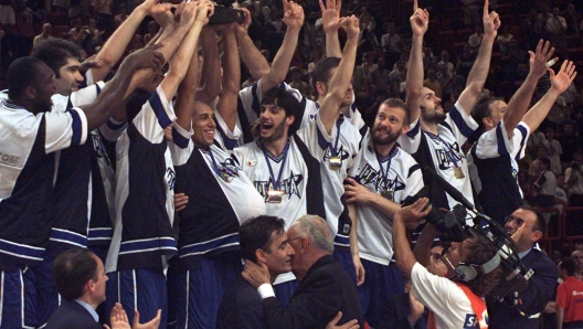 FIBA General Secretary Bora Stankovic congratulates Italian coach Bogdan Tanjevic after Italy`s victory at the 1999 European Basketball Championship.