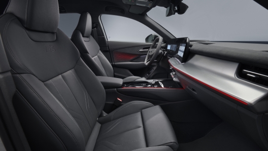 Abitacolo della Audi Q3 Sportback con schermo centrale e assistente vocale