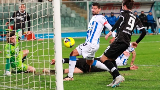 Stiven Shpendi celebrating a goal in Empoli jersey
